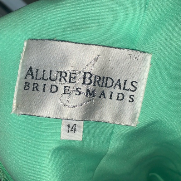 STRAPLESS PROM DRESS💚 - Picture 3 of 4